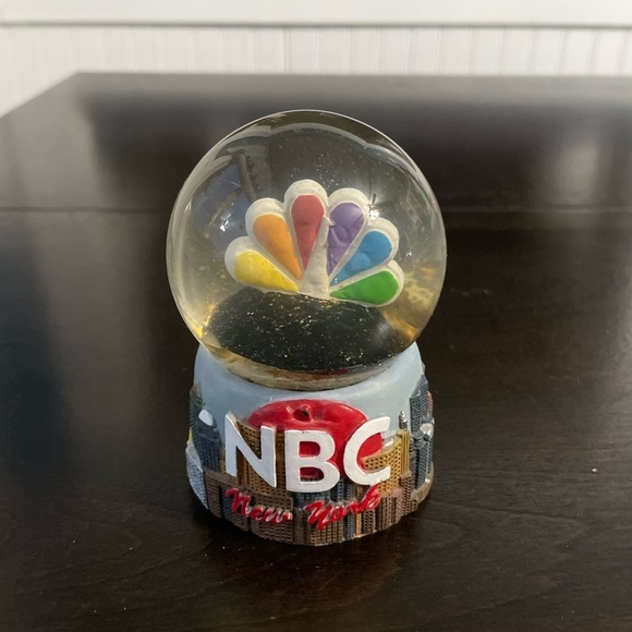 Other - Novelty NBC Studio New York Gold Glitter Snow Globe